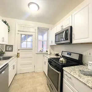 Apartment Garden Style @ Forest Park & City!